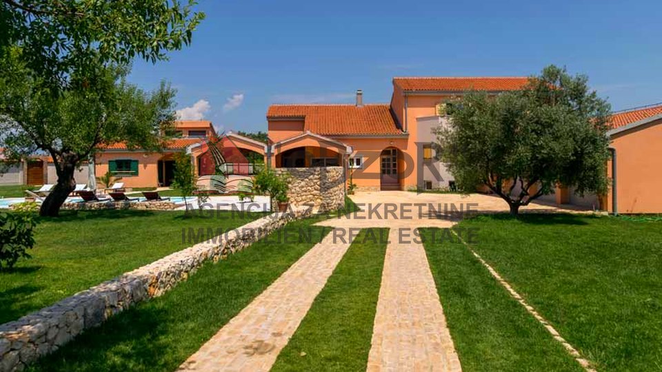 PRKOS - Luksuzna vila s bazenom na 4790m2