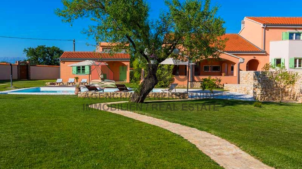 House, 735 m2, For Sale, Prkos