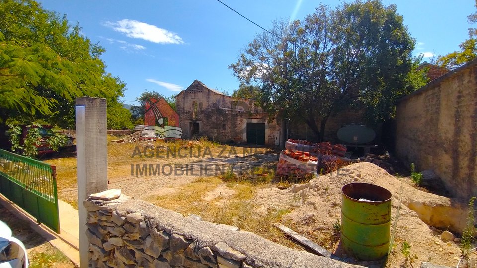 PRIDRAGA, Grundstück + Steinhaus in einer Reihe