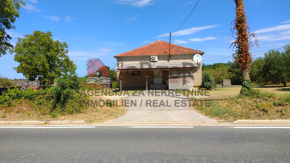 Benkovac-SMILČIĆ, Einfamilienhaus mit großem Garten